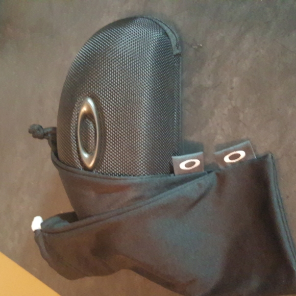 Oakley Eyeglass Case and 2 sleeve covers - Picture 1 of 5